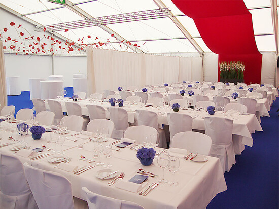 Beispiel Tische mit weissen Tischtücher