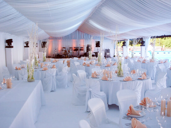 Runde Tische mit weissem Tischtuch, elegant und edel