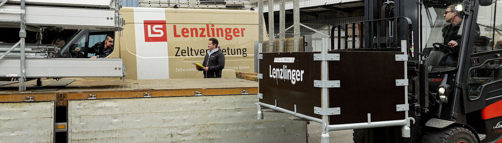 Buehnen podeste wird geladen