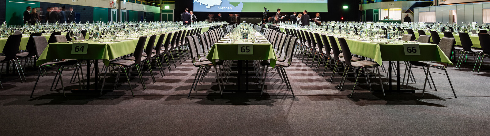 Beispiel Tische mit grünem Tischtuch